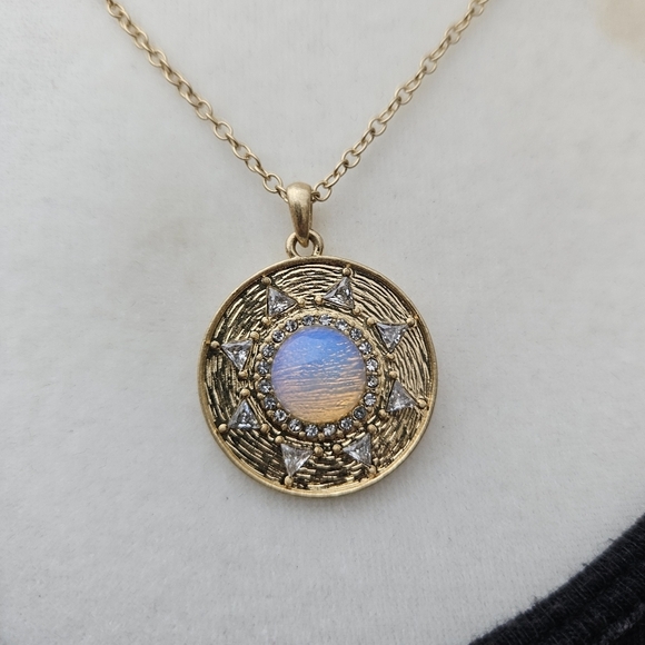 gold tone chain with round moonglow pendant - Picture 2 of 3